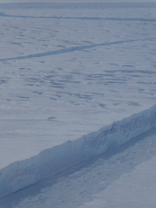 Pared del iceberg B-46 y hielo marino junto al glaciar Pine Island, Antártida, visto desde Operation IceBridge