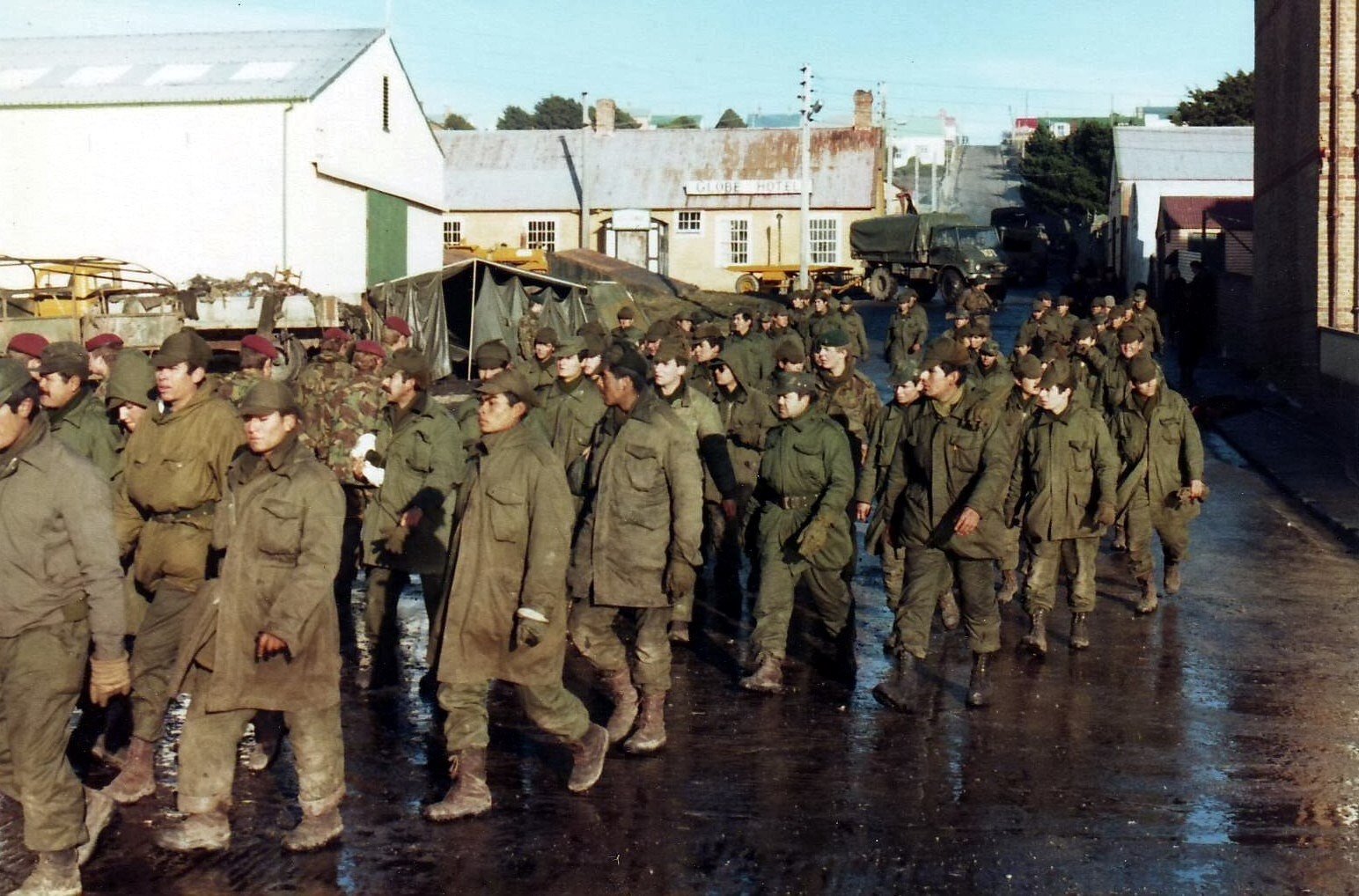 Prisioneros de guerra argentinos en Puerto Argentino/Stanley, junio de 1982