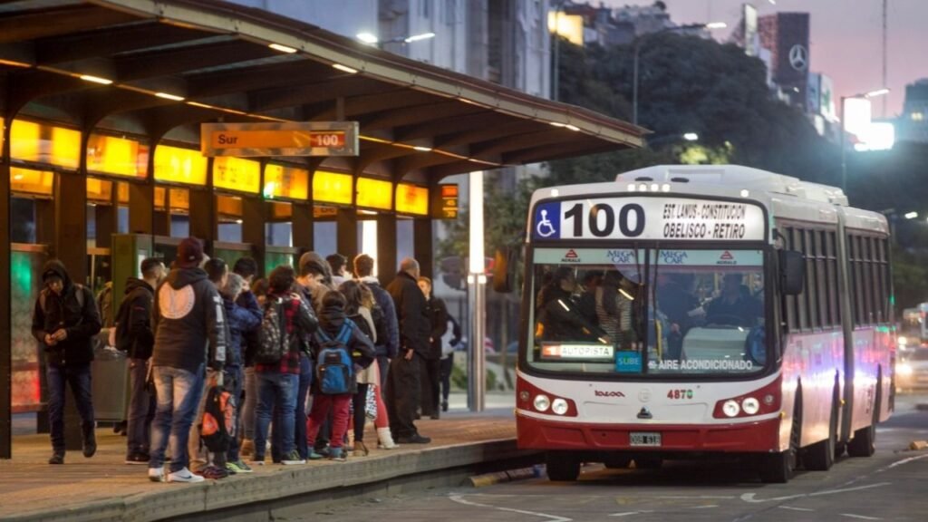 Paro de colectivos en AMBA: ¿Qué líneas no funcionan?