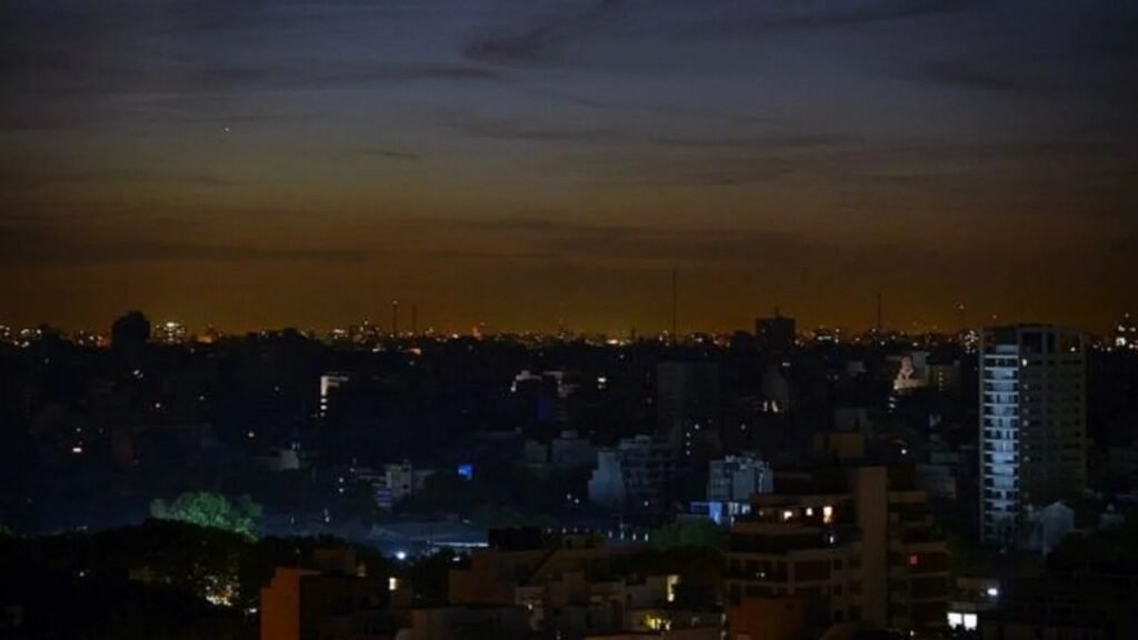 Apagón masivo: miles de hogares y negocios continúan sin luz