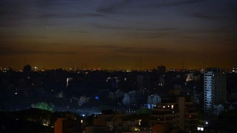 Apagón masivo: miles de hogares y negocios continúan sin luz