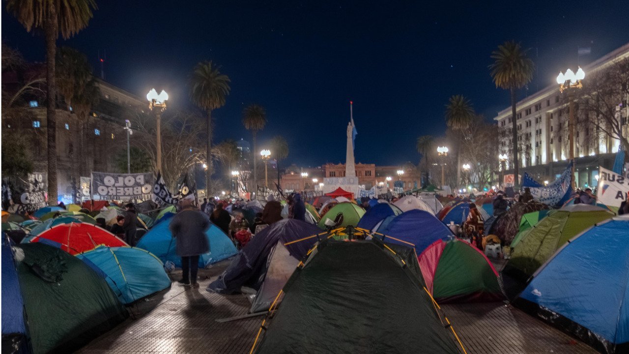 Acampe en Plaza de Mayo y marcha a Desarrollo Social