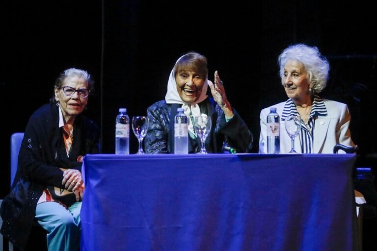 Homenaje a Madres y Abuelas por los 40 años de democracia