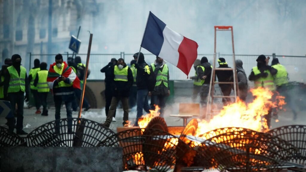 Crisis en Francia: Macron convocó una reunión de urgencia