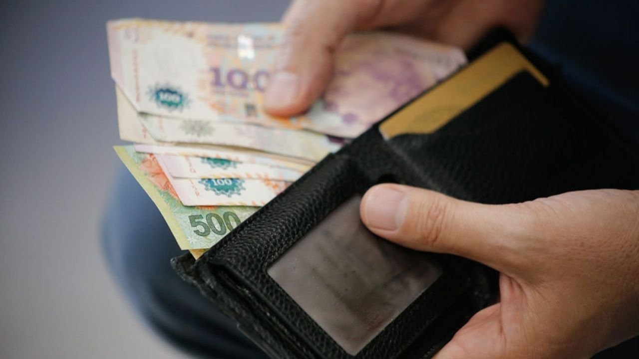 ¿A cuánto aumentará el salario mínimo y qué cambiarán del seguro de desempleo?