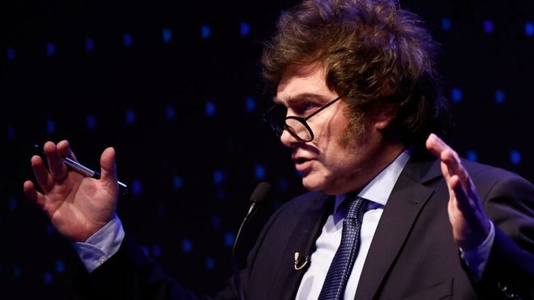Milei anuló su propio aumento salarial por el decreto que él mismo había firmado