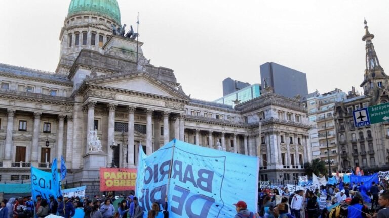 Vigilia y protestas contra la Ley Ómnibus frente al Congreso