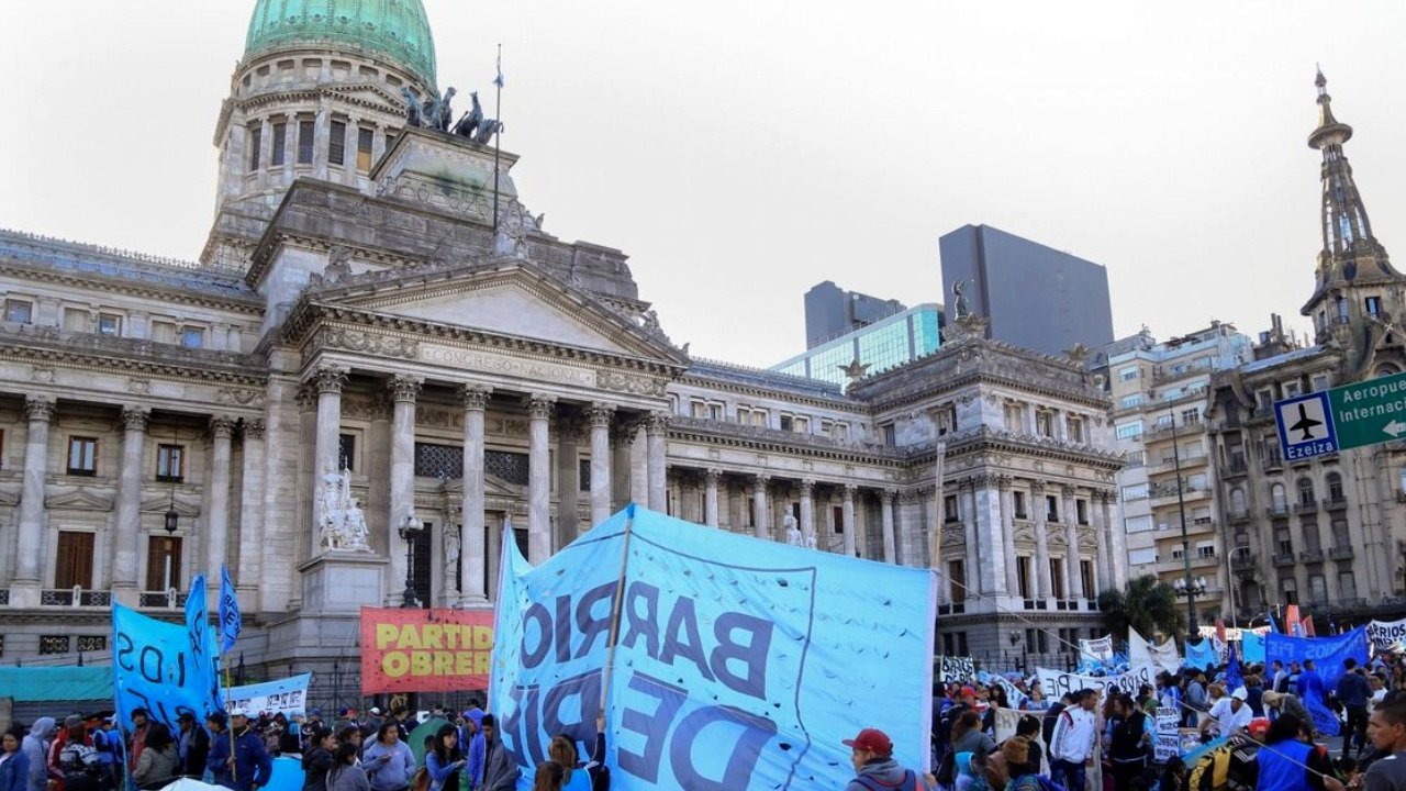 Vigilia y protestas contra la Ley Ómnibus frente al Congreso