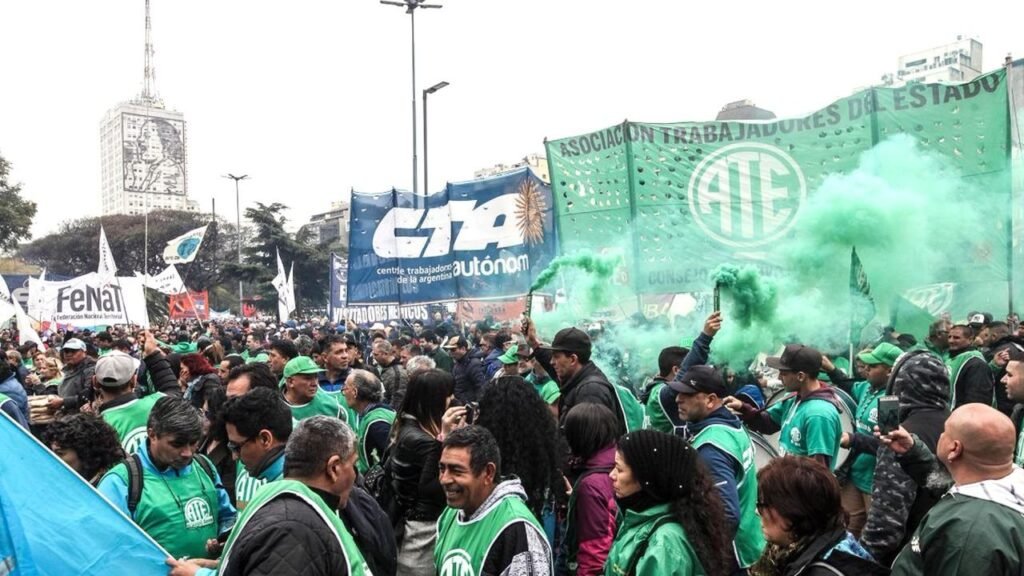 Estatales despedidos asisten a sus trabajos y Milei manda policías