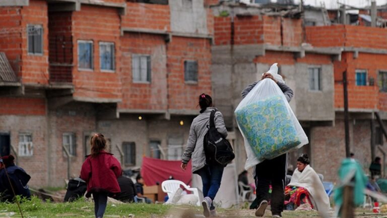 La pobreza se disparó y llegó al 57%
