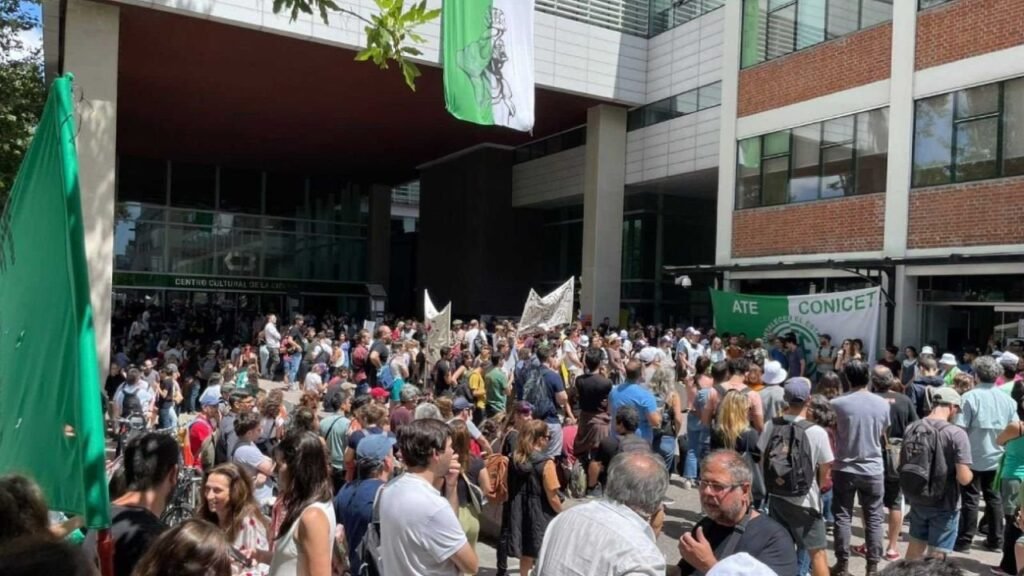 Masivo abrazo mundial al Conicet en apoyo a la ciencia