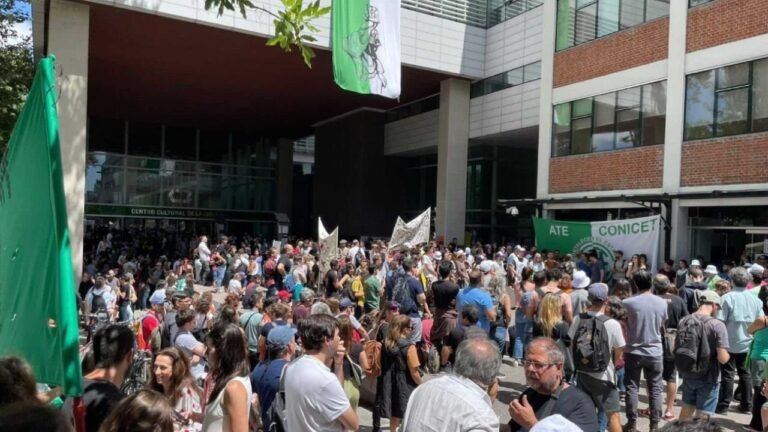 Masivo abrazo mundial al Conicet en apoyo a la ciencia