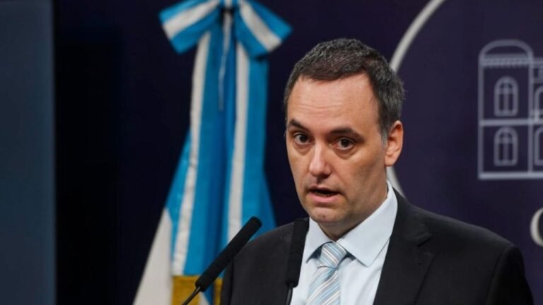 Adorni hizo 5 nuevas designaciones y llegó a casi 20 nombramientos en dos meses