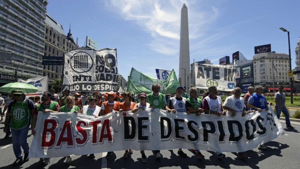 Trabajadores de medios públicos paran contra los despidos