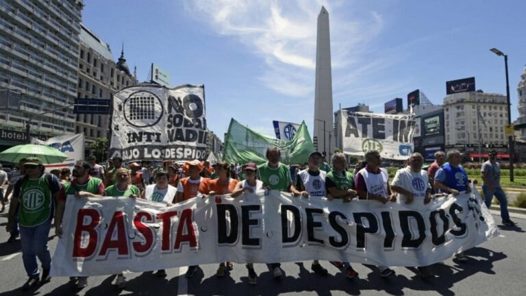 Trabajadores de medios públicos paran contra los despidos