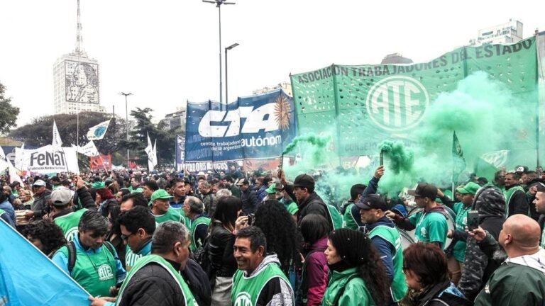 Masivas protestas contra los despidos del Gobierno