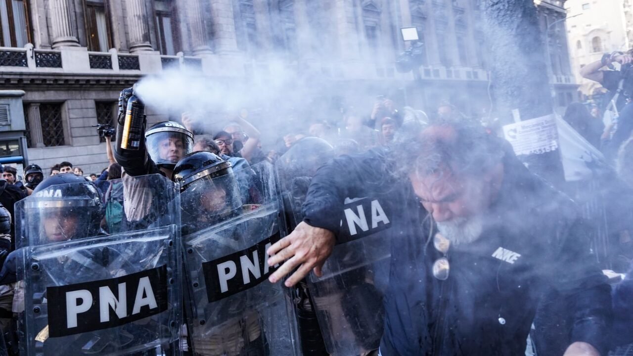 El Gobierno justificó la violenta represión a jubilados