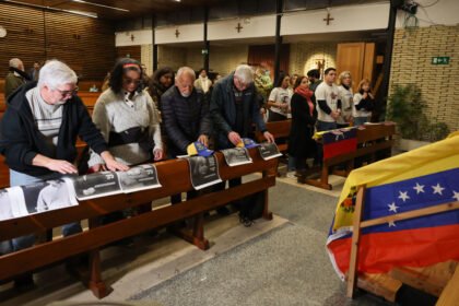 Familiares de presos políticos en Madrid exigen liberación urgente