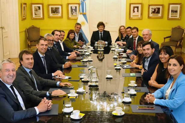 Milei y polémica foto con radicales en la Casa Rosada