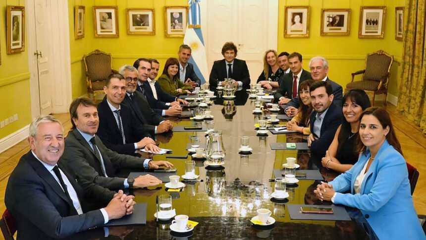 Milei y polémica foto con radicales en la Casa Rosada