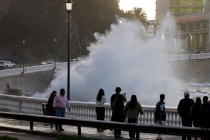 Oleaje extremo causa muertes en Ecuador y Chile, afecta puertos en Perú