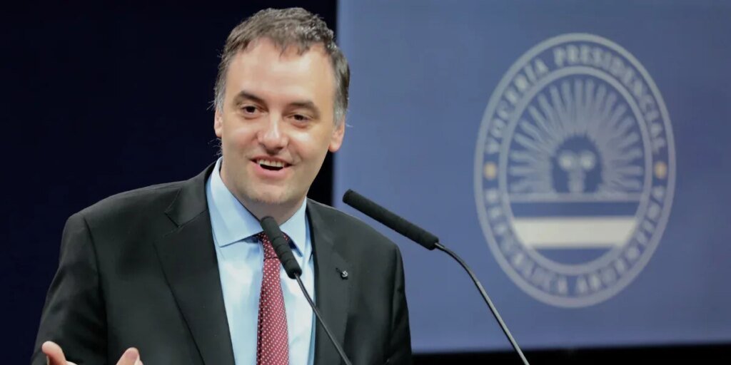 Adorni critica a Villarruel por viaje de Milei