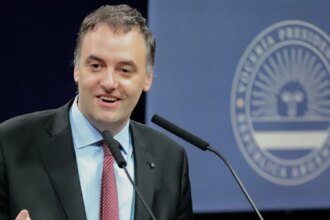 Adorni critica a Villarruel por viaje de Milei