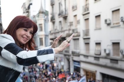 CFK inicia campaña electoral y desafía a Milei