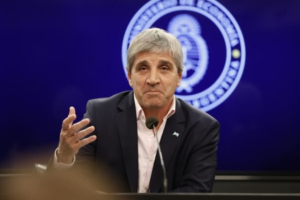 Caputo critica a gobernadores por impuestos