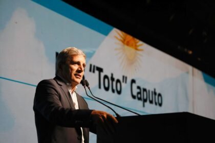 Caputo demanda a Buenos Aires por la tasa al combustible