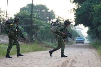 Combates en la frontera desbordan a Petro