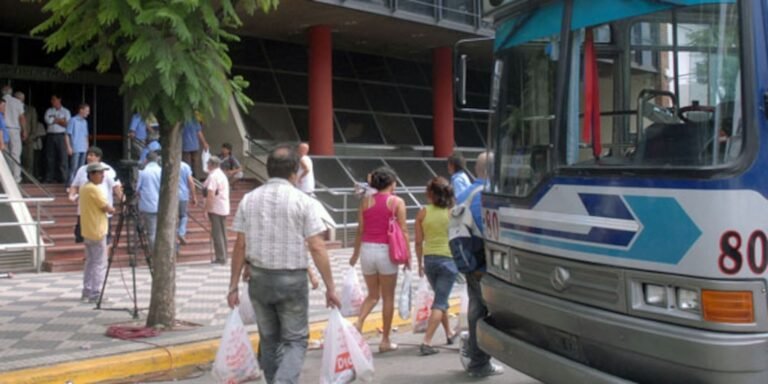 Corte de más de 100 líneas de colectivos en Buenos Aires por subsidios impagos