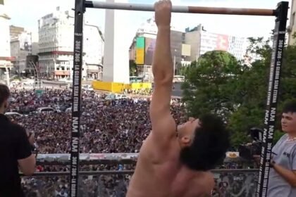 Gero Arias logra récord mundial de dominadas en el Obelisco