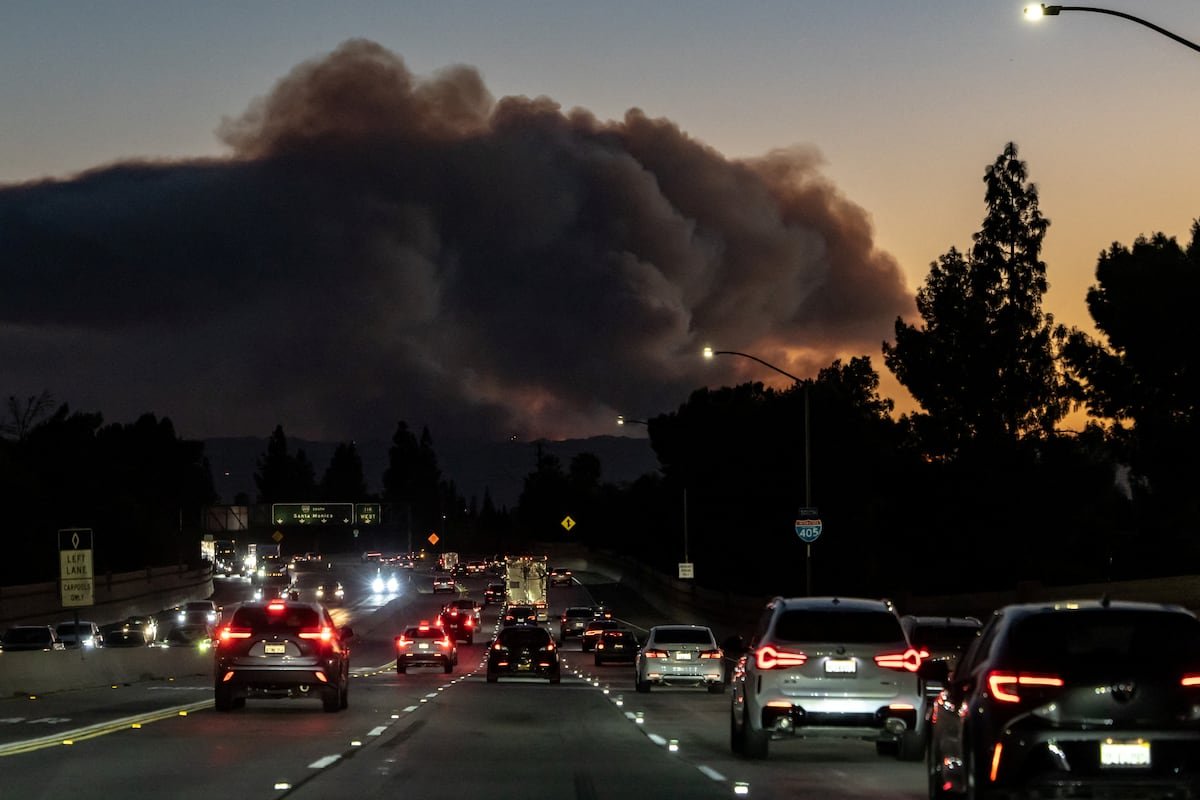 Incendios en California: toque de queda por robos y evacuaciones