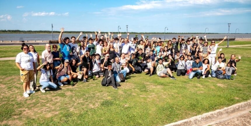 Jóvenes del sur santafesino se destacan al ser seleccionados para el Fondo Acción Climática: un impulso vital para la sostenibilidad y el medio ambiente en la región.