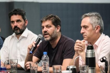 Kicillof fortalece su estrategia política ante decisiones clave.