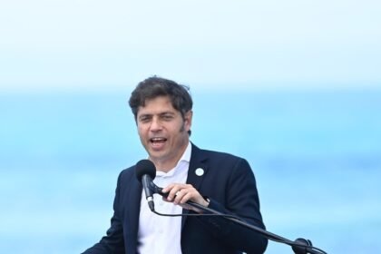 Kicillof inicia conferencias de verano y campaña electoral en la costa