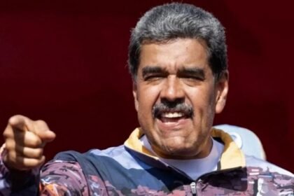 Maduro se autodenomina soldado de Perón con regalo de Maradona