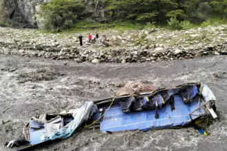 Micro se desbarranca y cae al río: 6 muertos y 17 desaparecidos