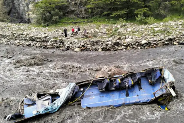 Micro se desbarranca y cae al río: 6 muertos y 17 desaparecidos