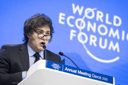 Milei deslumbra en Davos, desata críticas masivas