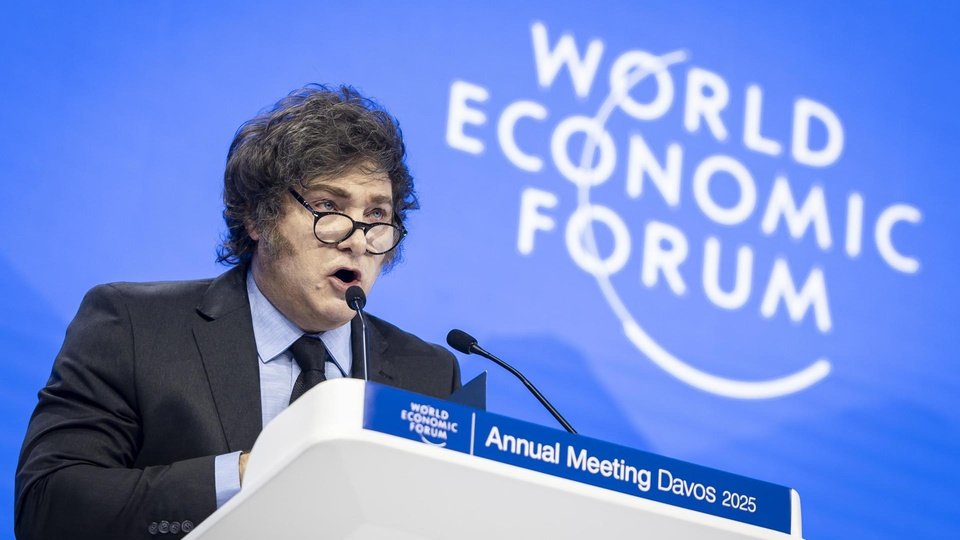 Milei deslumbra en Davos, desata críticas masivas