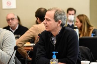 Santiago Caputo exige despido de Llach por su política económica