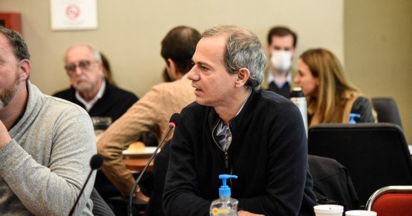 Santiago Caputo exige despido de Llach por su política económica