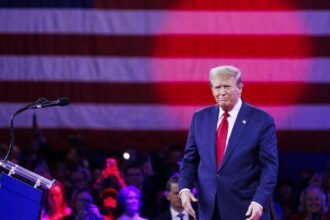 Trump critica a Maduro, pero evita foto con Edmundo