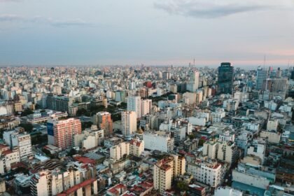 Calle en Buenos Aires que se cruza sola