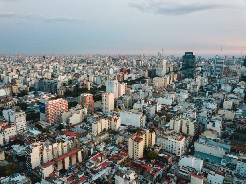 Calle en Buenos Aires que se cruza sola