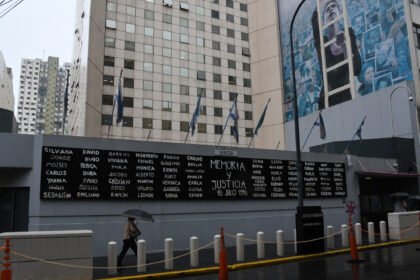 Camioneta sospechosa frente a la AMIA