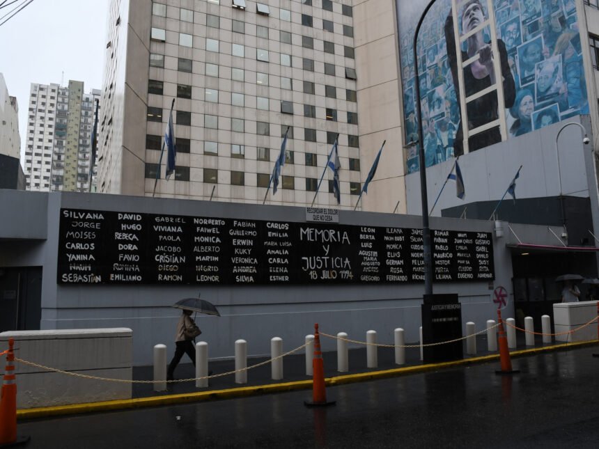 Camioneta sospechosa frente a la AMIA