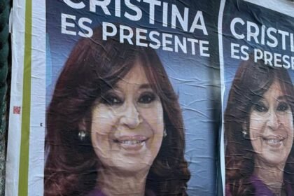 Cristina vuelve: afiches en CABA apoyan su candidatura